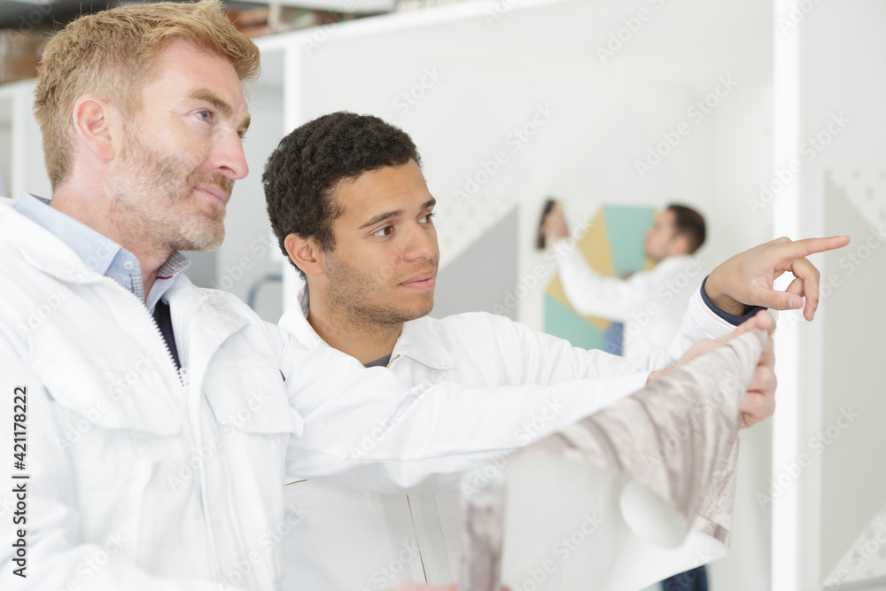 Obraz premium men are doing a room painting job