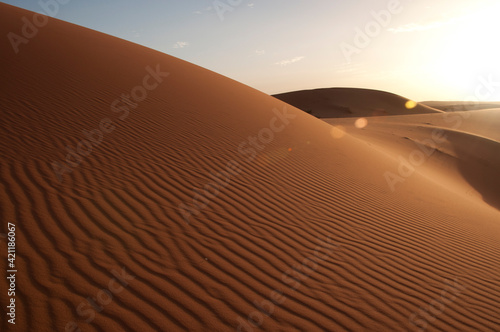 Desierto en Merzouga Marruecos. Duna del desierto con marcas en la arena producidas por el viento y luz lateral del sol al atardecer