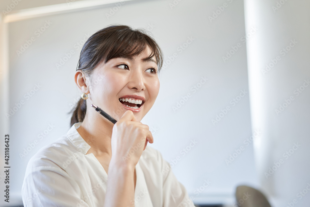 いいことを思いつくアジア人女性 いいことを思いつくアジア人女性