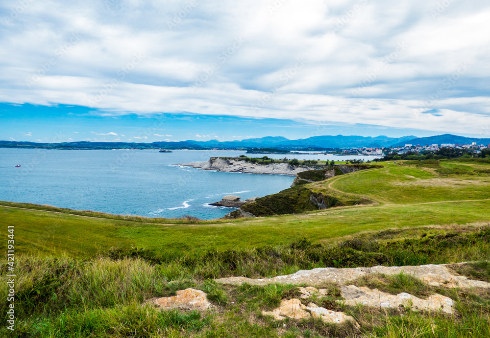 Praderas que coronan los acantilados a la entrada de la bahía de Santander, España