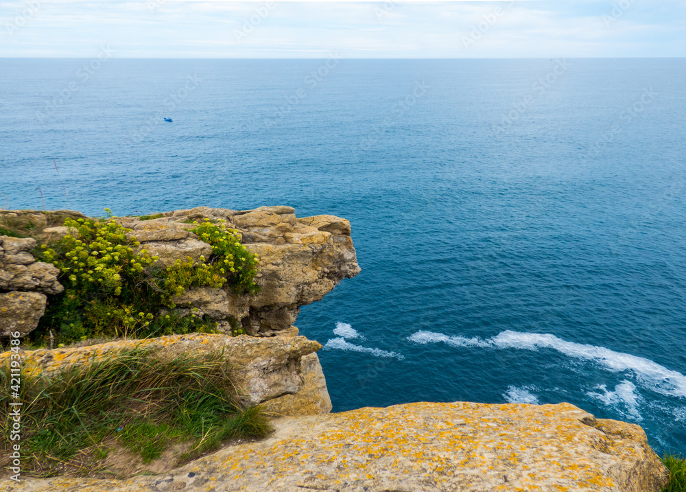 Fototapeta premium La inmensidad del Mar Cantábrico desde lo alto de un acantilado en las inmediaciones de la ciudad de Santander, España