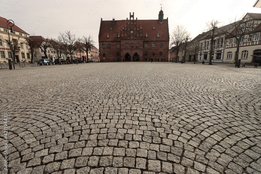 Marktplatz mit gotischem Rathaus der Flämingstadt Jüterbog
