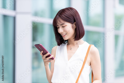 businesswoman use smart phone Free Download businesswoman use smart phone - GFXLoad