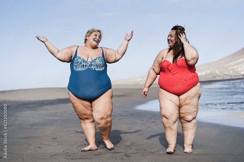 © DisobeyArt - Curvy friends having fun on the beach during summer vacation - Focus on faces