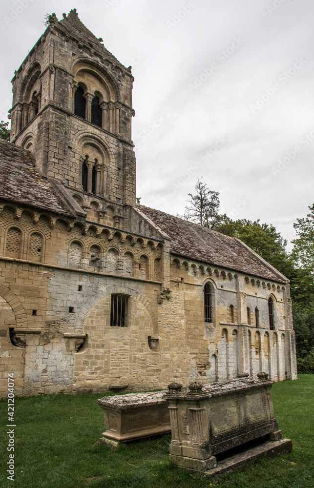 Église romane Saint-Pierre de Thaon, Normandie, France