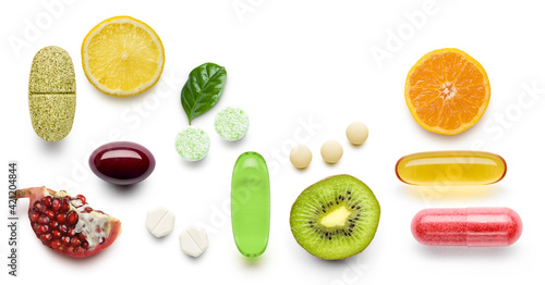 Cuadro en lienzo various vitamin supplement pills with citrus fruits on white background