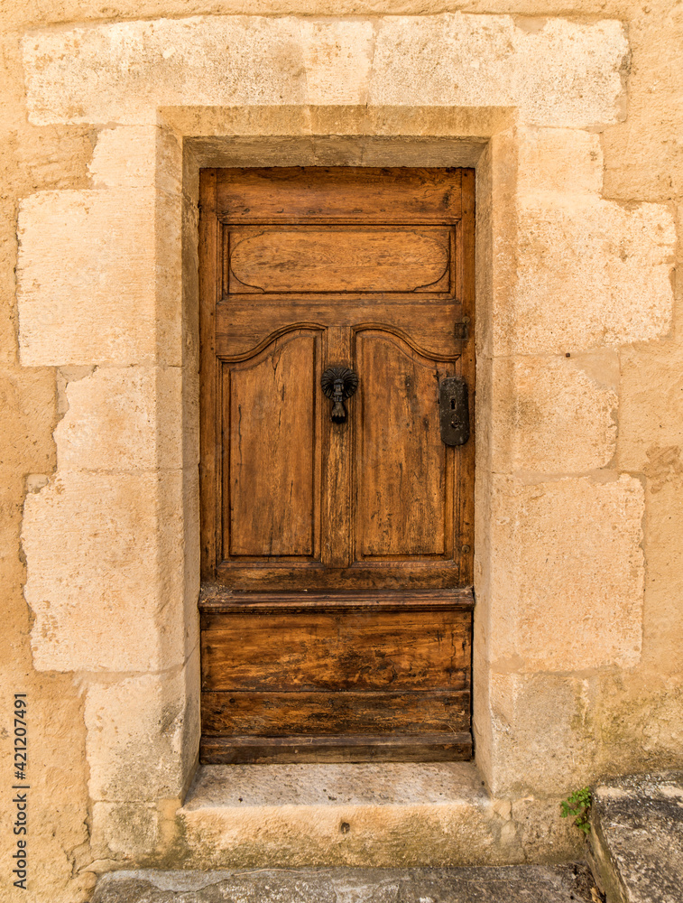 Vieille porte à Simiane-la-Rotonde, Alpes-de-Haute-Provence, France