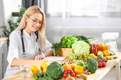 Doctor ariting healthy balnced diet plan list for clients