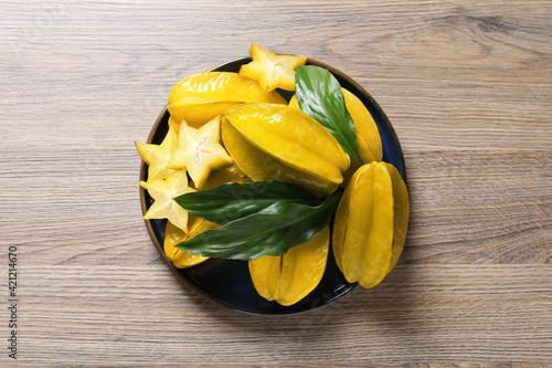 Bild auf Leinwand Delicious carambola fruits on wooden table, top view