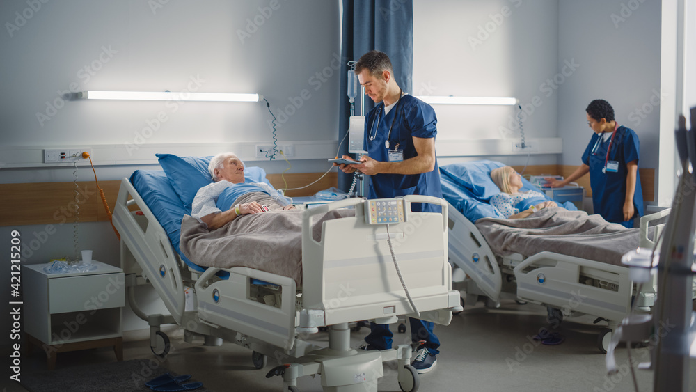 Αυτοκόλλητο Hospital Ward: Friendly Male Nurse Talks Reassuringly to Elderly Patient Resting in Bed