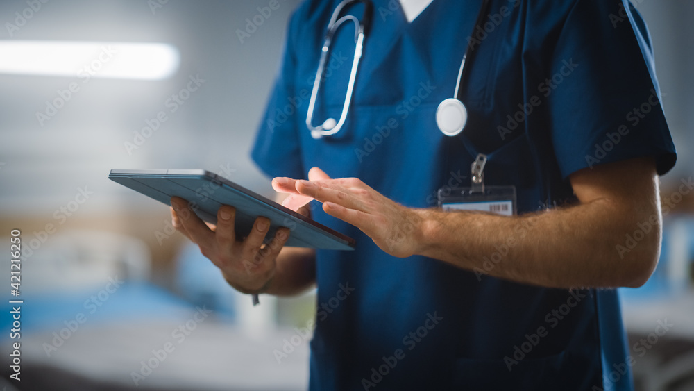 Φωτογραφία Hospital Ward: Unrecognizable Head Nurse, Doctor, Surgeon Uses Digital Tablet Computer Health Care Vitals Monitoring Computer Machine
