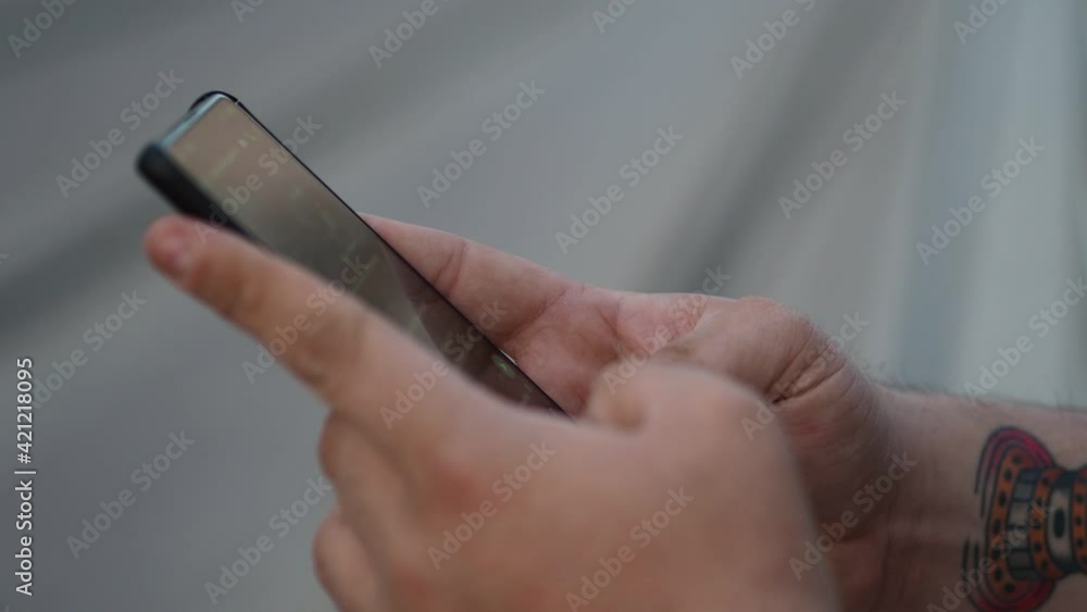 Manos de hombre usando su teléfono móvil Manos de hombre usando su teléfono móvil