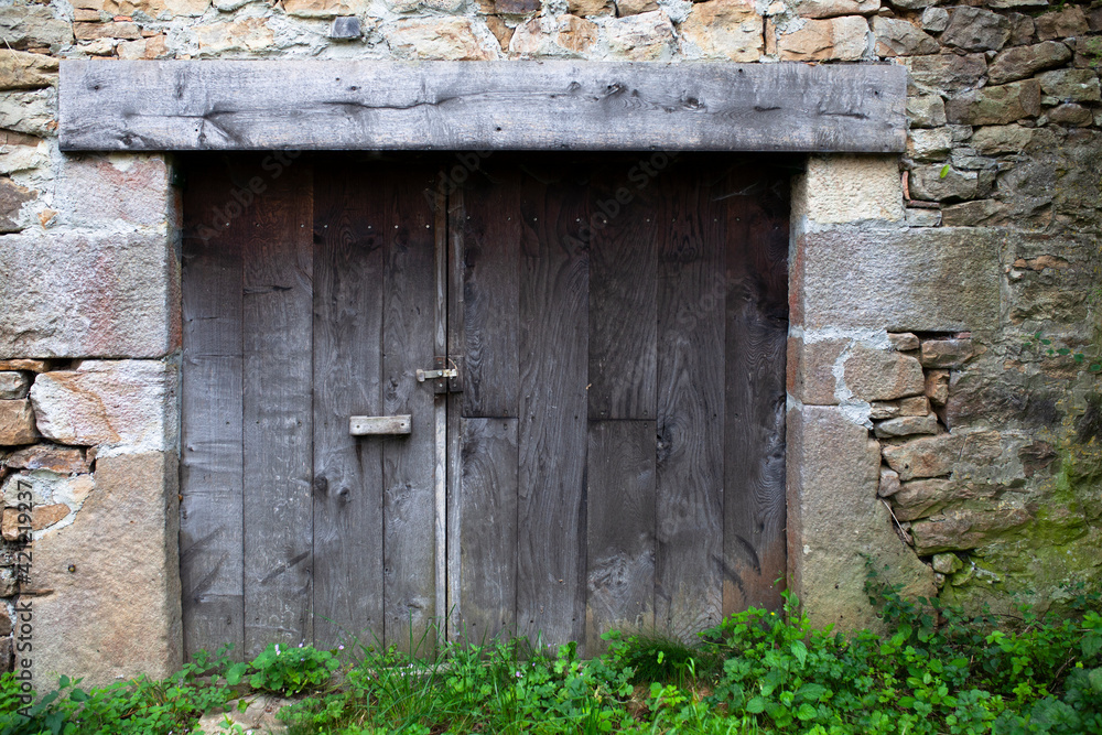 Puerta adintelada con viga de madera en casa antigua
