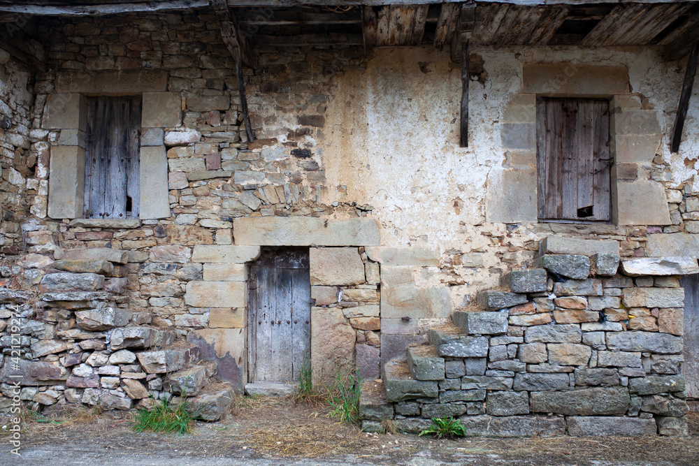 Fachada de casa de piedra antigua en Cantabria, España