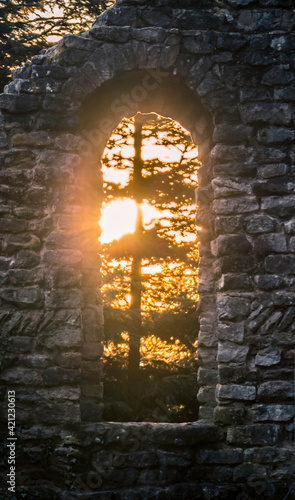 Sonnenuntergang in einem Fenster einer Ruine vom Limes Turm - R  mische Zeit