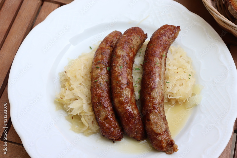 Bratwürste Brauwurst auf Sauerkraut Kraut fränkische drei Gillwürste ...