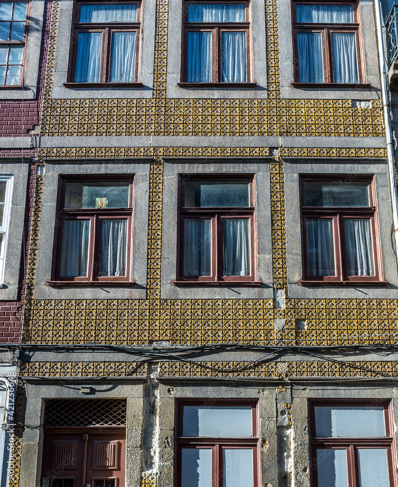 Obraz premium Facade of tenement house in Porto city, Portugal
