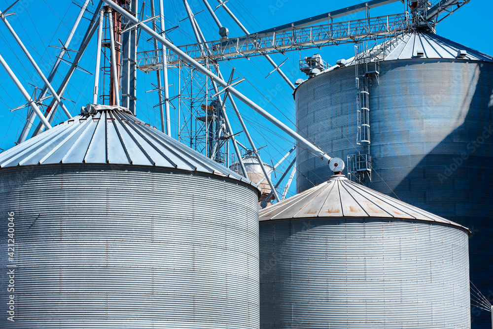 Foto de Grain elevator business with large storage bins of corn, grain