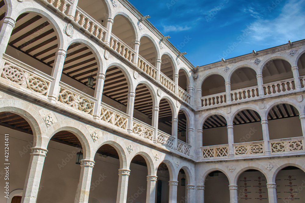 Galerías y arcos de arquitectura renacentista en el claustro del palacio Santa Cruz de Valladolid