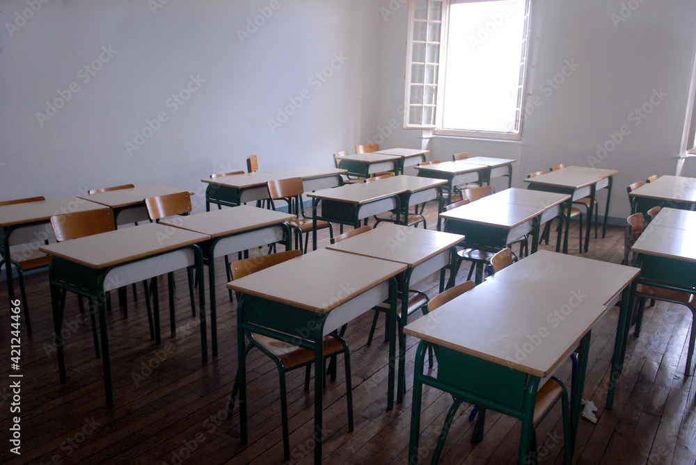 Classe d'école avec des tables et des chaises vides Classe d'école avec des tables et des chaises vides