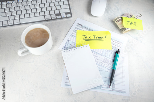 Bilde på lerret Tax time - Notification of need to file tax returns, tax form at accountant's workplace