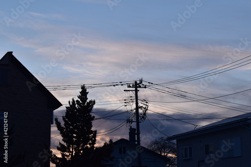 朝焼けの空と1日が始まる街のシルエット
