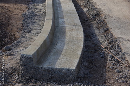 Fotografie Close-up view of a newly cast concrete curb at a road construction site