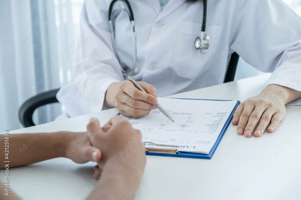 Doctors report health examination results and recommend medication to patients, medical checkup concept Doctors report health examination results and recommend medication to patients, medical checkup concept