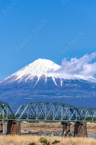 【静岡県】富士川から見る、冠雪した富士山