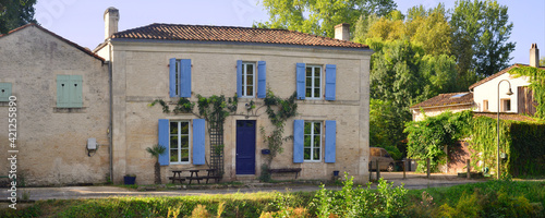 Foto Panoramique chemin de la trigale et ses maisons au bord de la Sèvre Niortaise à