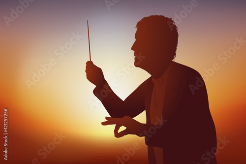 Concept de la musique classique avec un chef d’orchestre qui dirige ses musicien lors d’un concert.