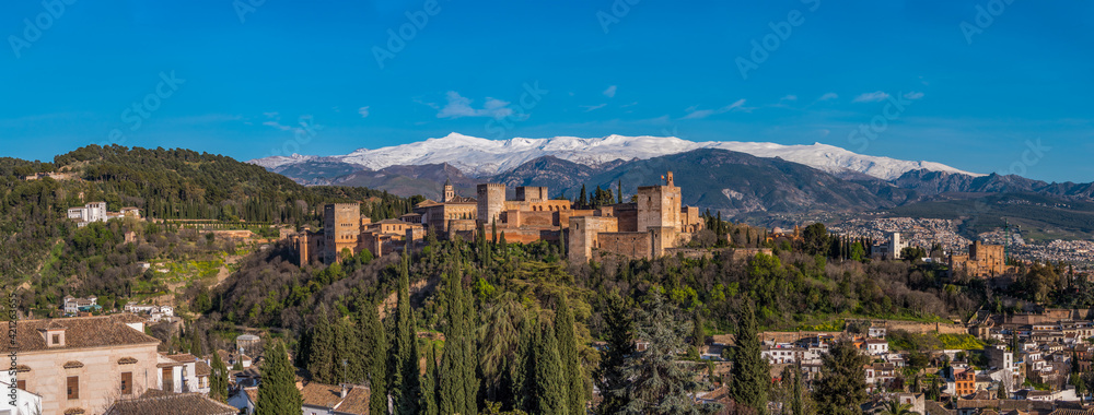 Obraz premium Panoramic view of the city of Granada and Alhambra, Spain