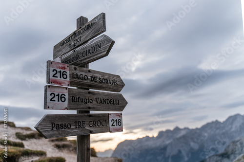 Wegweiser auf Wanderweg in den Dolomiten