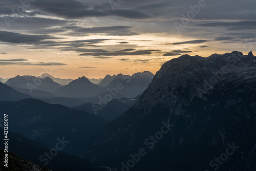 Stimmungsvoller Sonnenaufgang in den Dolomiten
