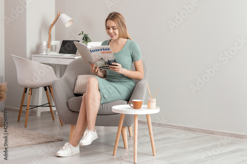 Beautiful young woman readi...