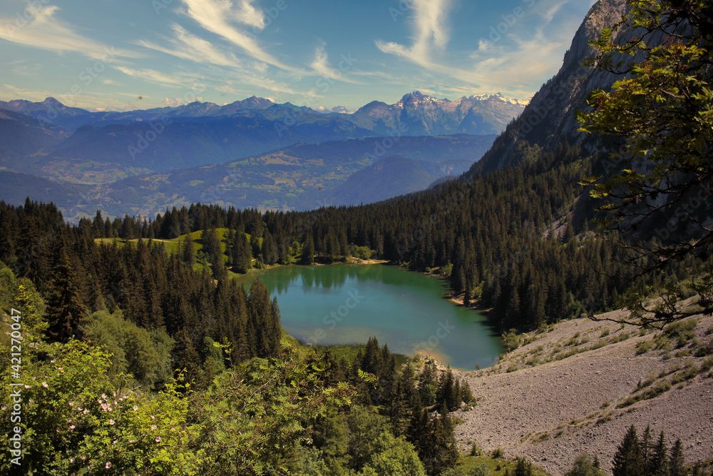 paysage d'un lac dans les montagnes