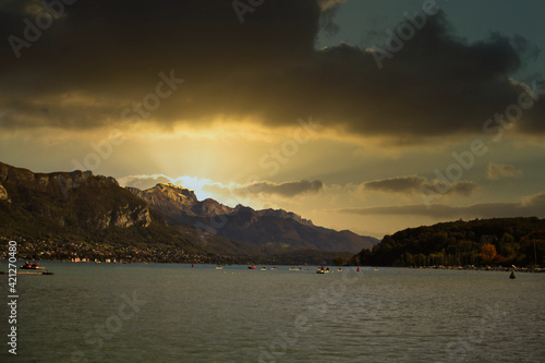 lac avec coucher de soleil et montagnes