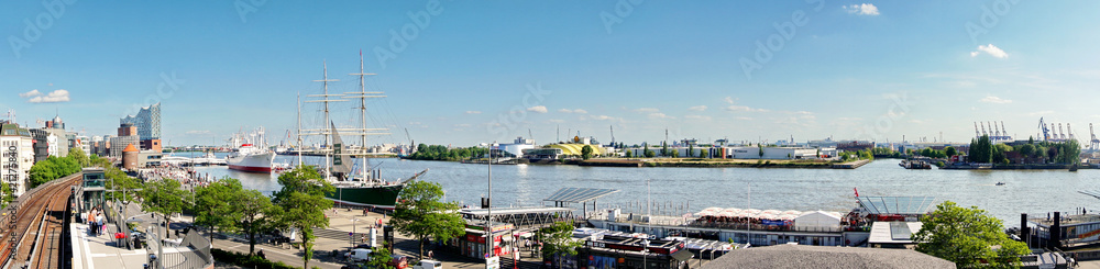 Hamburg Landungsbrücken im Sommer am Hafen mit Blick auf die Elbe Richtung Hafencity - Panorama