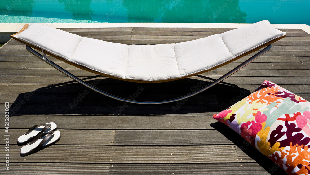 espreguisadeira á beira da piscina, chinelos e almofada colorida, ambiente  descontraído, espreguiçadeira estilo moderno foto de Stock | Adobe Stock