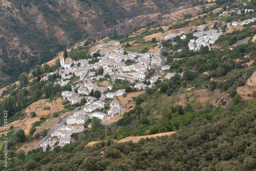 Obraz premium towns on the side of a mountain in the Sierra Nevada