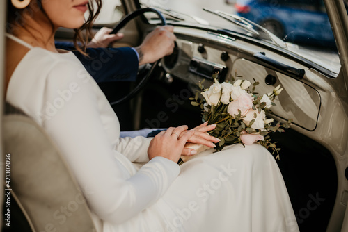 Fototapeta wedding in oldtimer bride groom wedd