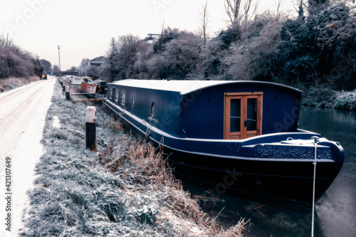 Foto Houseboat Barge on Irish Canal at Sunrise