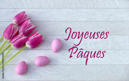Carte de Pâques: texte Joyeuses Pâques avec des tulipes et des oeufs de Pâques