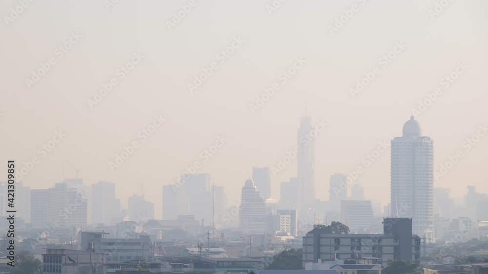 Plakat W stolicy Tajlandii pył zawieszony (PM2,5) osiągnął niebezpieczny poziom. Bangkok, Tajlandia.