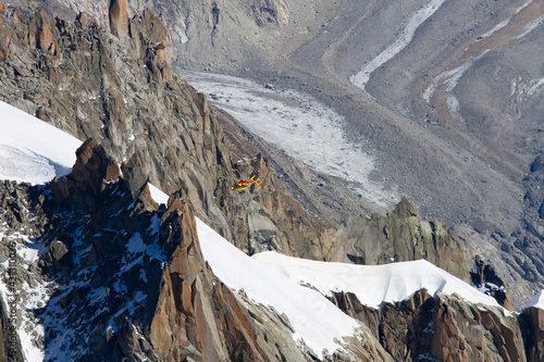 Hélicoptère de secours en montagne, dans le massif du Mont-Blanc, France photo