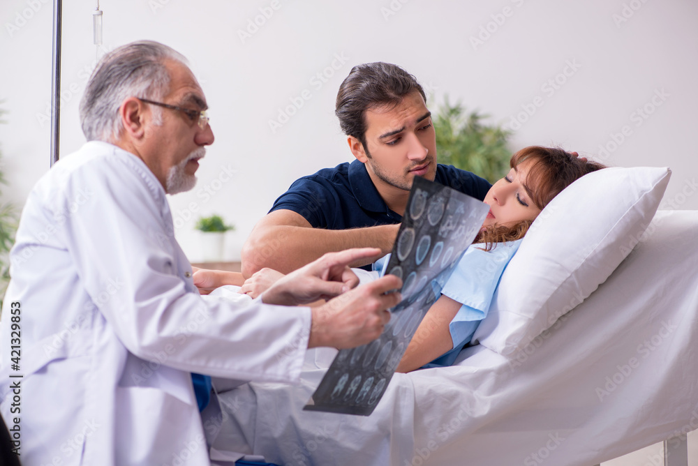 Obraz premium Young husband visiting sick wife in the clinic