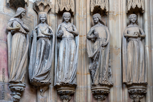 Deutschland, Sachsen-Anhalt, Magdeburg, fünf kluge Jungfrauen, spätromanische Skulpturen in der Paradiesvorhalle des Doms zu Magdeburg