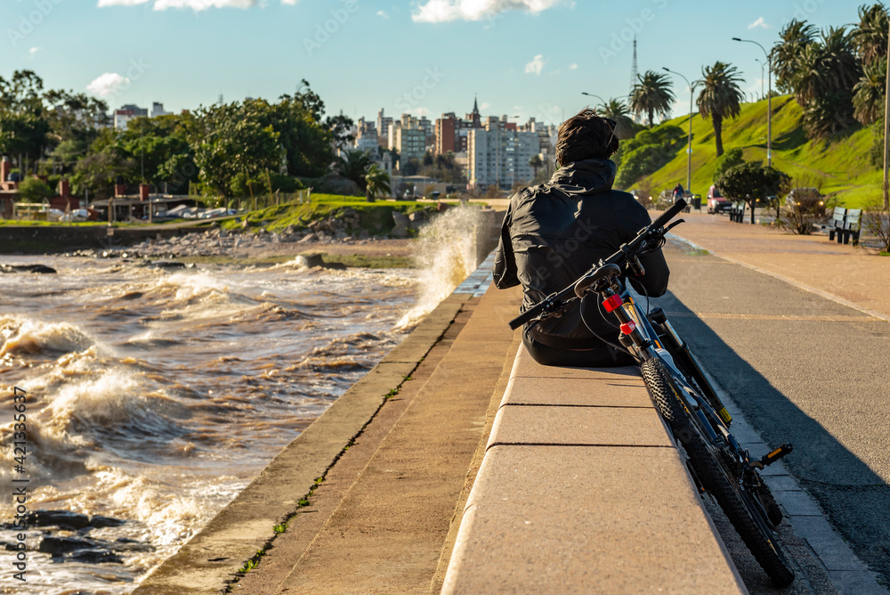 Fototapeta premium homem de bicicleta em orla marítima