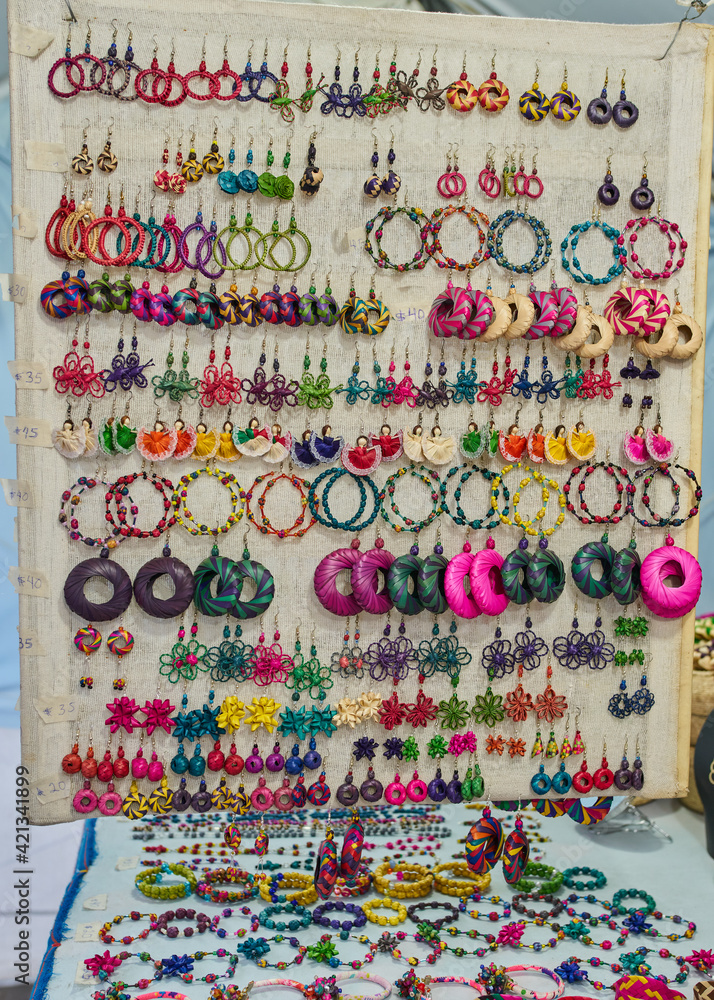 Aretes, prendedores y pulseras hechas a mano por artesanos de Autlan de Navarro Jalisco