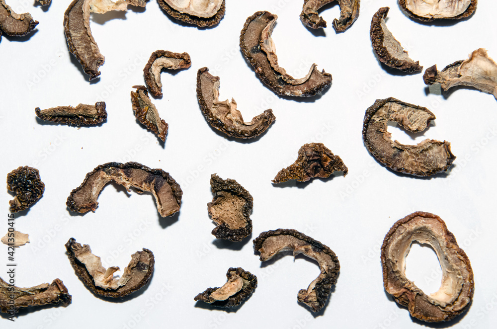 Obraz premium Prerequisites for medicine and public catering. The use of dried fruits and vegetables. Dried quince chips on a white background. Organic natural healthy food.